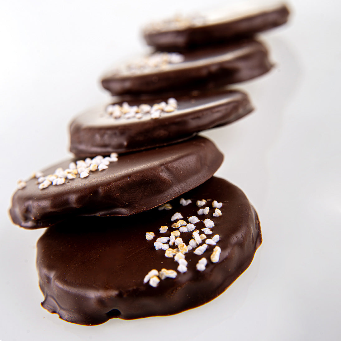 Sevillanas cubiertas de chocolate semiamargo con amaranto